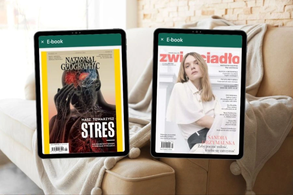 Dwa tablety leżące na beżowej kanapie, wyświetlające okładki e-booków: lewy z magazynem National Geographic o tytule "Nasz Towarzysz Stres" z ilustracją dłoni na głowie, prawy z magazynem "Zwierciadło" z portretem Sandry Przybylskiej i nagłówkiem "Żeby poczuć miłość, trzeba się zatroszczyć".